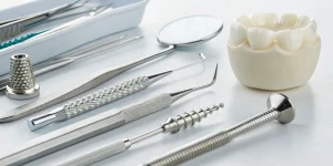 Full mouth implant restoration course with hands-on training using a model jaw and tools.